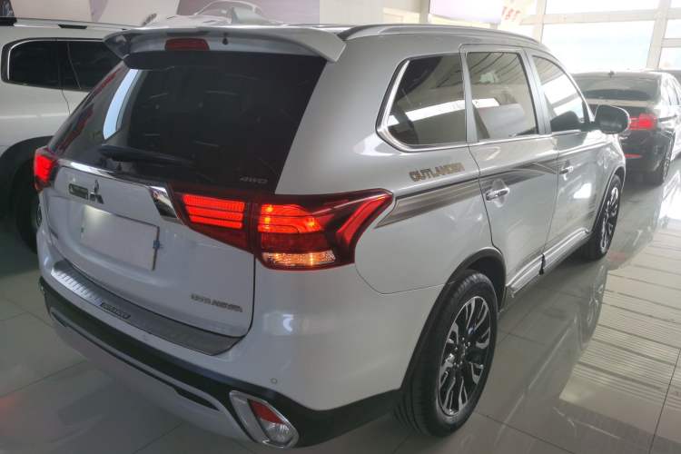Used Mitsubishi Outlander 2019 2.4L 4x4 Zhi Xiang Edition 7 Seats China VI Standard
