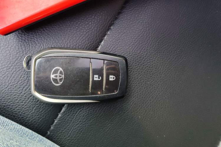 Used Toyota RAV4 2016 2.0L CVT Two-Wheel Drive Fashion Edition China V Standard
