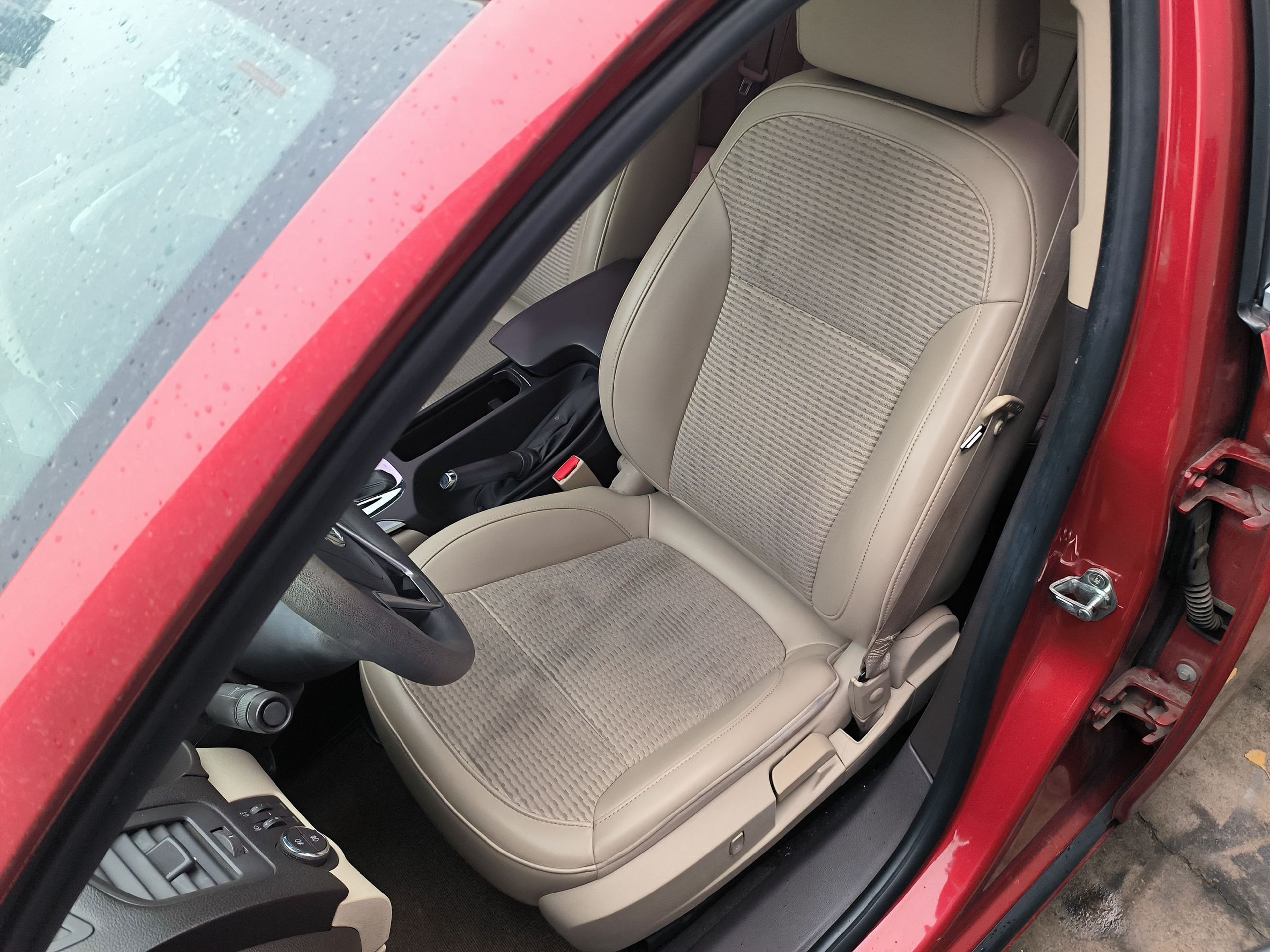 Переднее сиденье в автомобиле