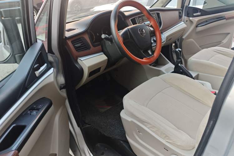 Used FORTHING Lingzhi 2019 Facelifted M5L 1.6L 7-Seater Base Model China VI Standard
