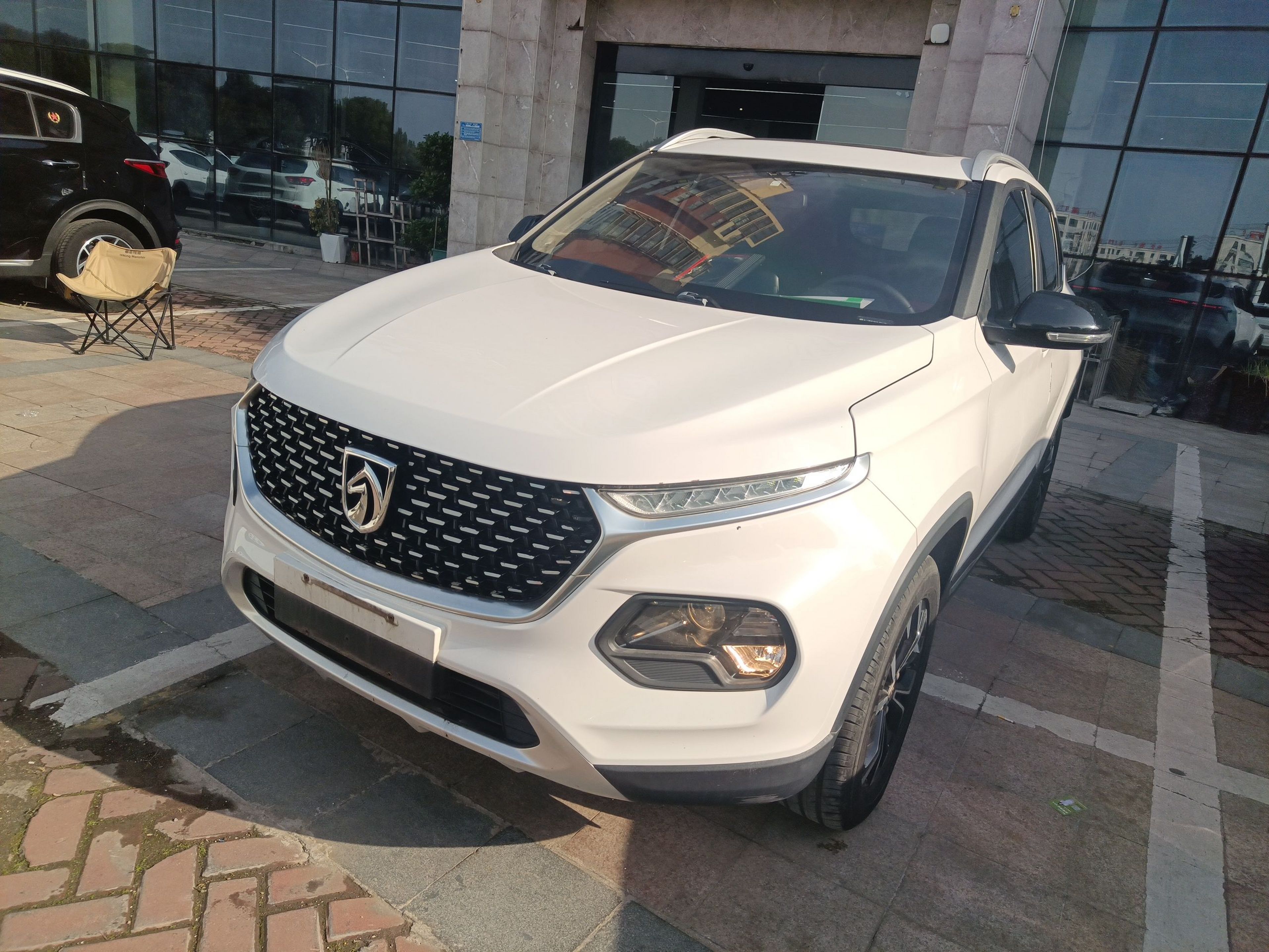 Под передней частью автомобиля