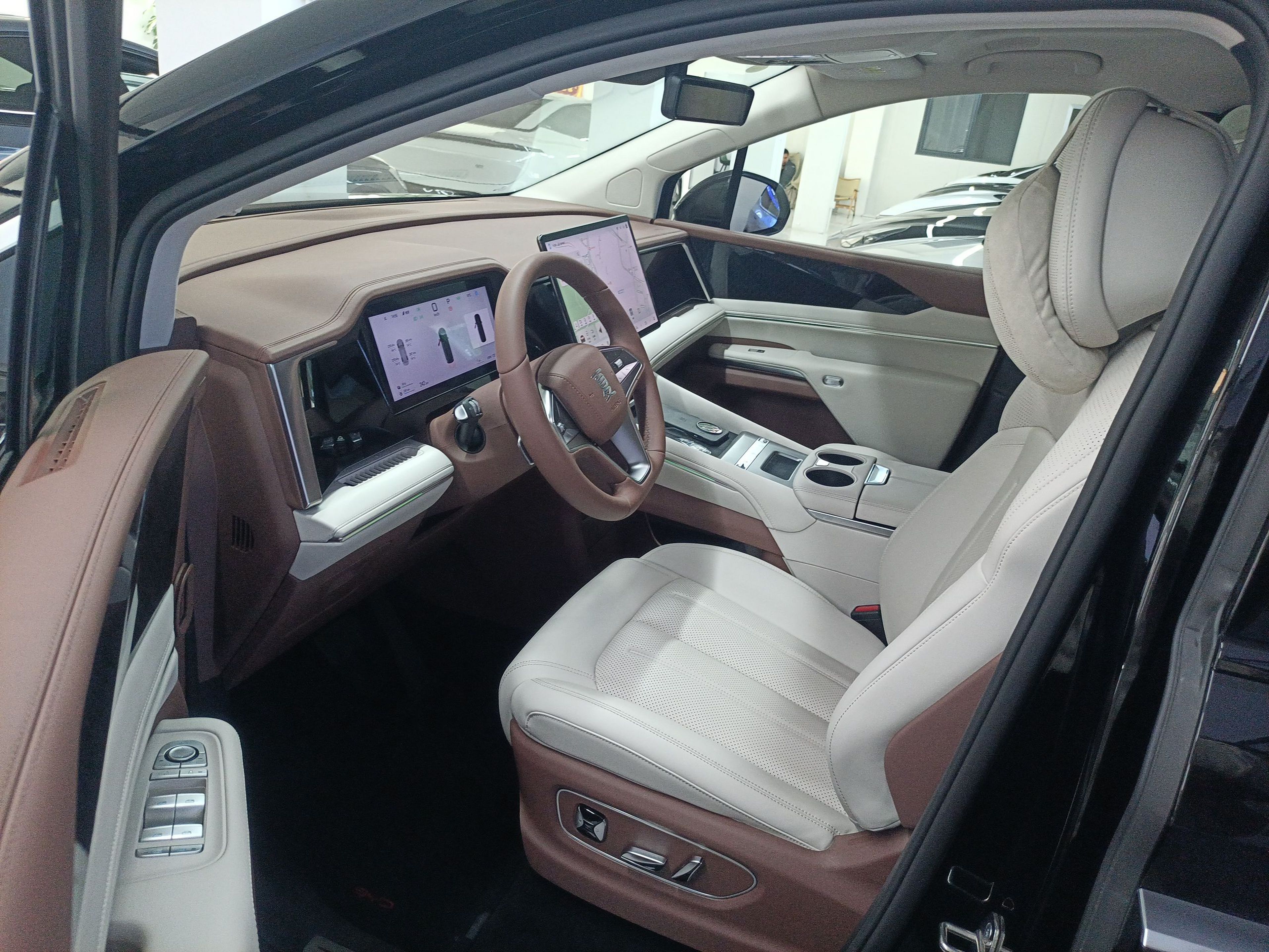 المقاعد الأمامية داخل السيارة