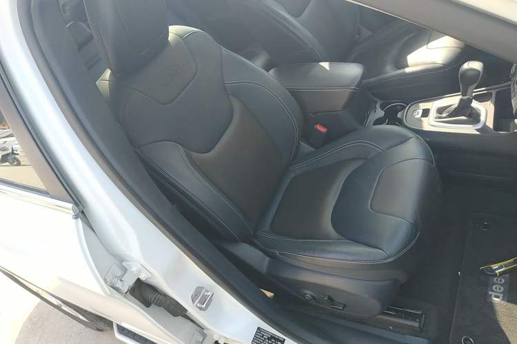 Used  Cherokee 2017 2.4L Leading Smart Edition
