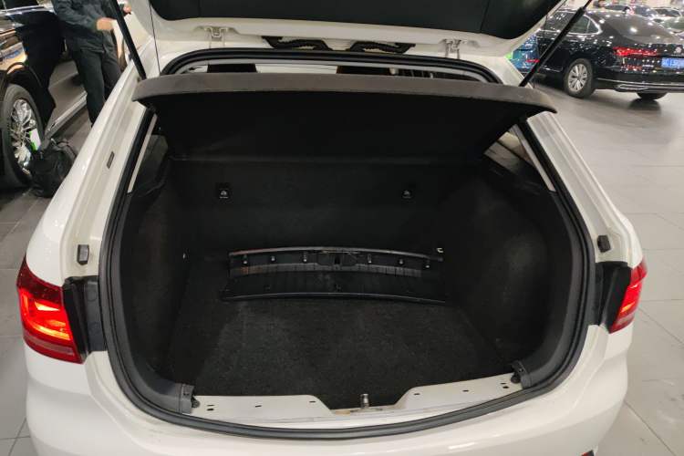 Used Volkswagen Gran Lavida 2013 1.6L Automatic Fashion Model
