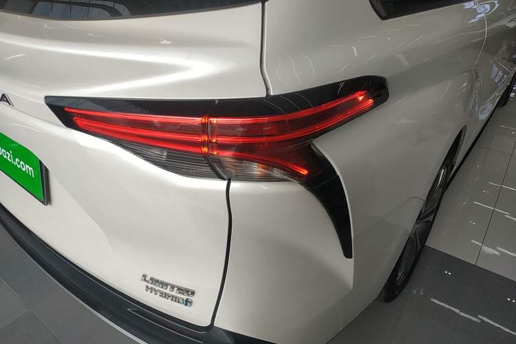 Used Toyota Sienna 2023 2.5L Hybrid Deluxe Edition
