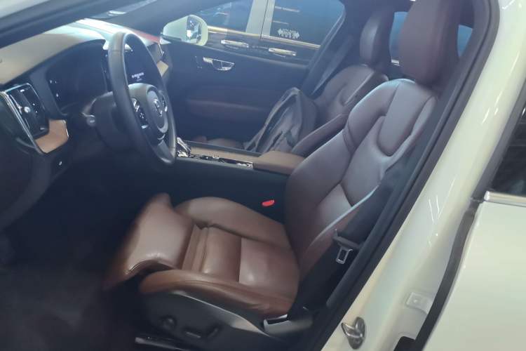 Used Volvo XC60 2023 B5 4x4 Smart Luxury Edition
