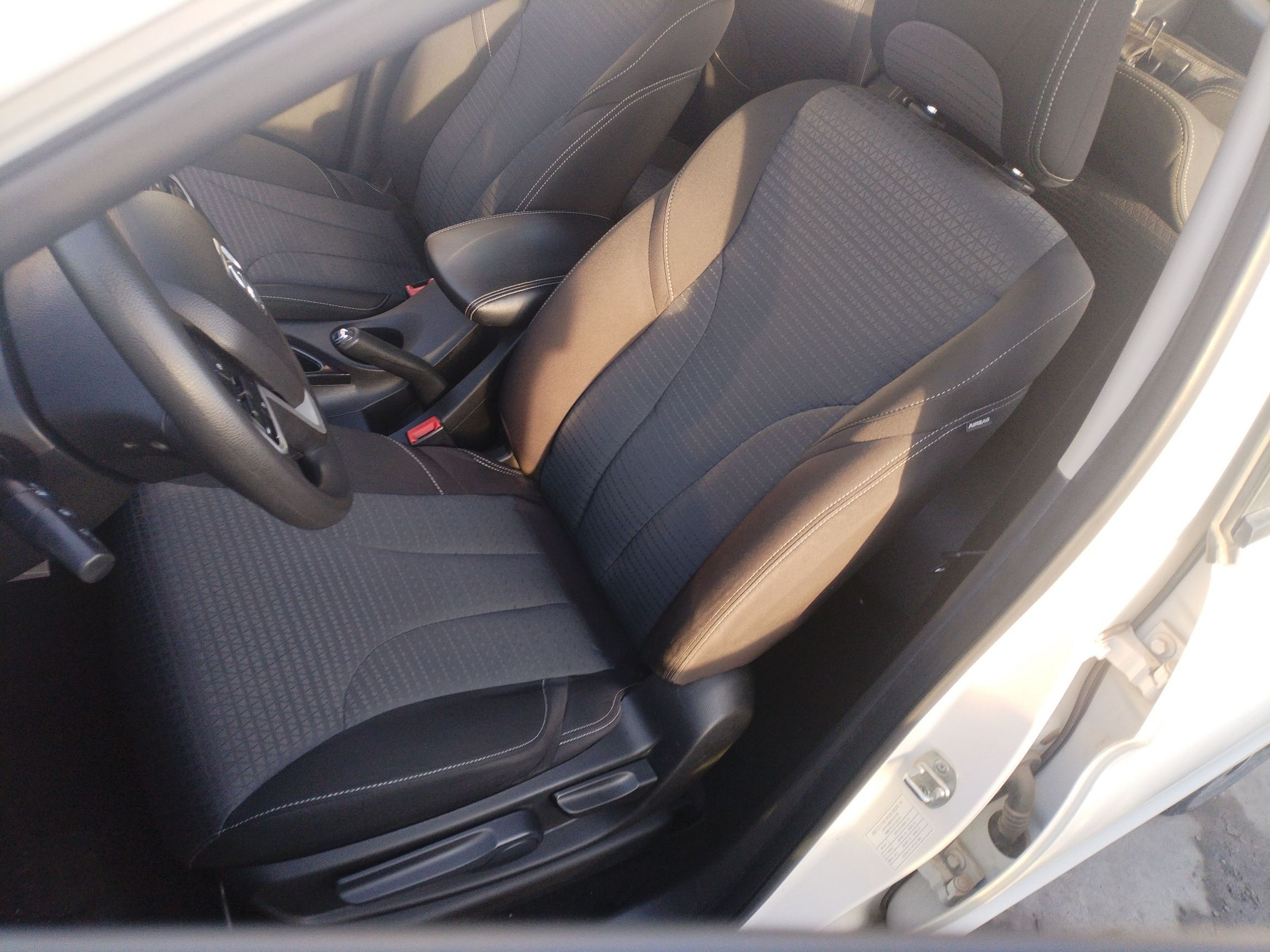 Переднее сиденье в автомобиле