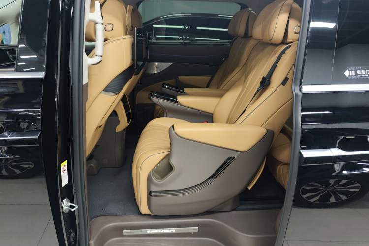 Used Denza D9 2024 EV 600 Four-Wheel-Drive Flagship Model
