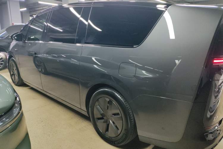 Used Li Auto MEGA 2024 Ultra Model
