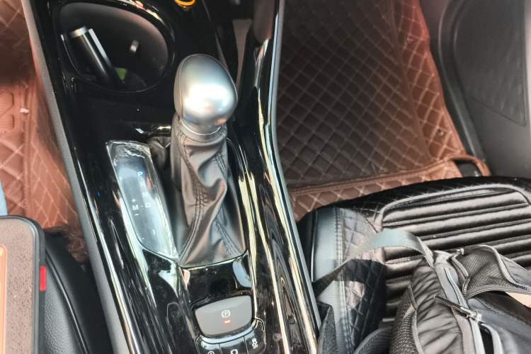 Used Toyota IZOA 2020 2.0L Yichi Version
