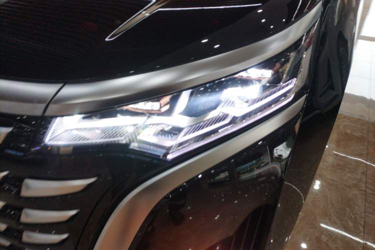 Used Denza D9 2022 DM-i 1040 Prestige Model