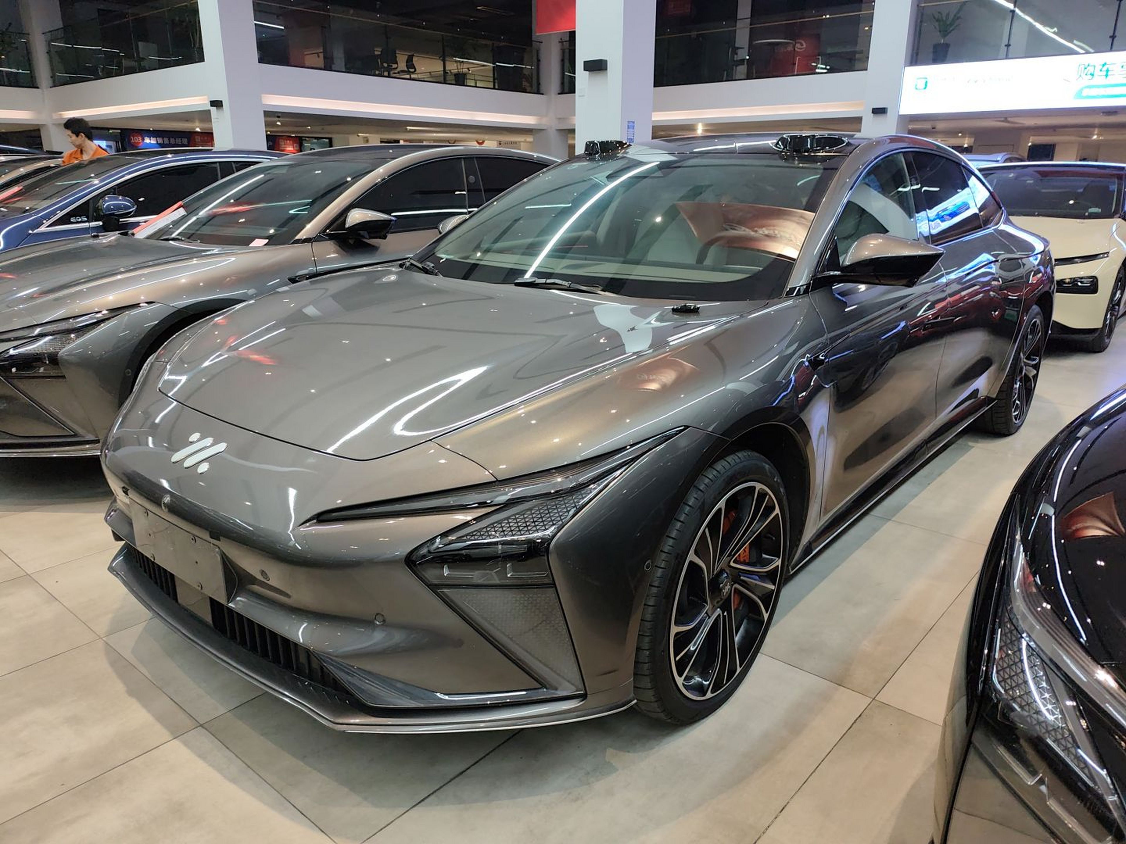 Под передней частью автомобиля