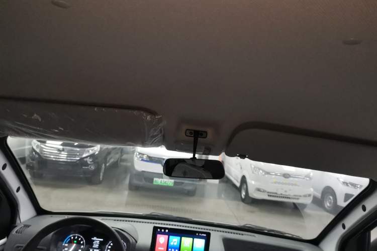 Used Wuling Yangguang 2024 300KM Comfort Version Passenger Van 75kW