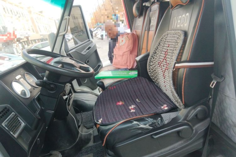 Used Iveco Daily 2021 2.5T A35 M1 Passenger Van 5-9 Seater Short Wheelbase Mid-Roof Design Dual Tires Manual Doors