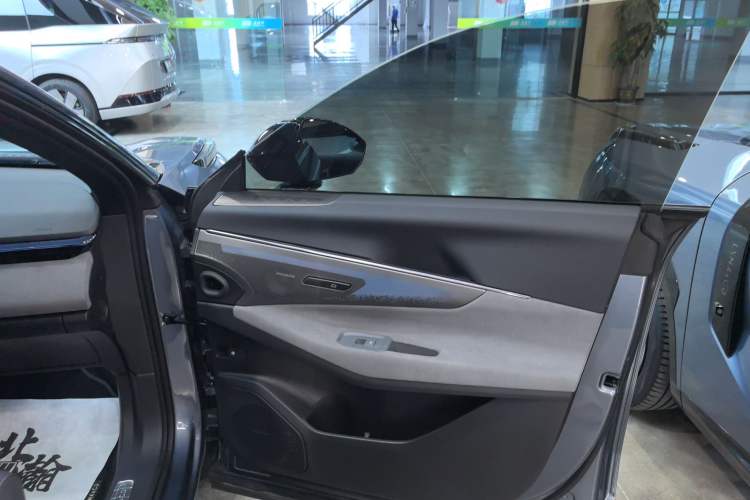 Used Lynk & Co 08 EM-P 2025 245km Ultra-Long Range Halo
