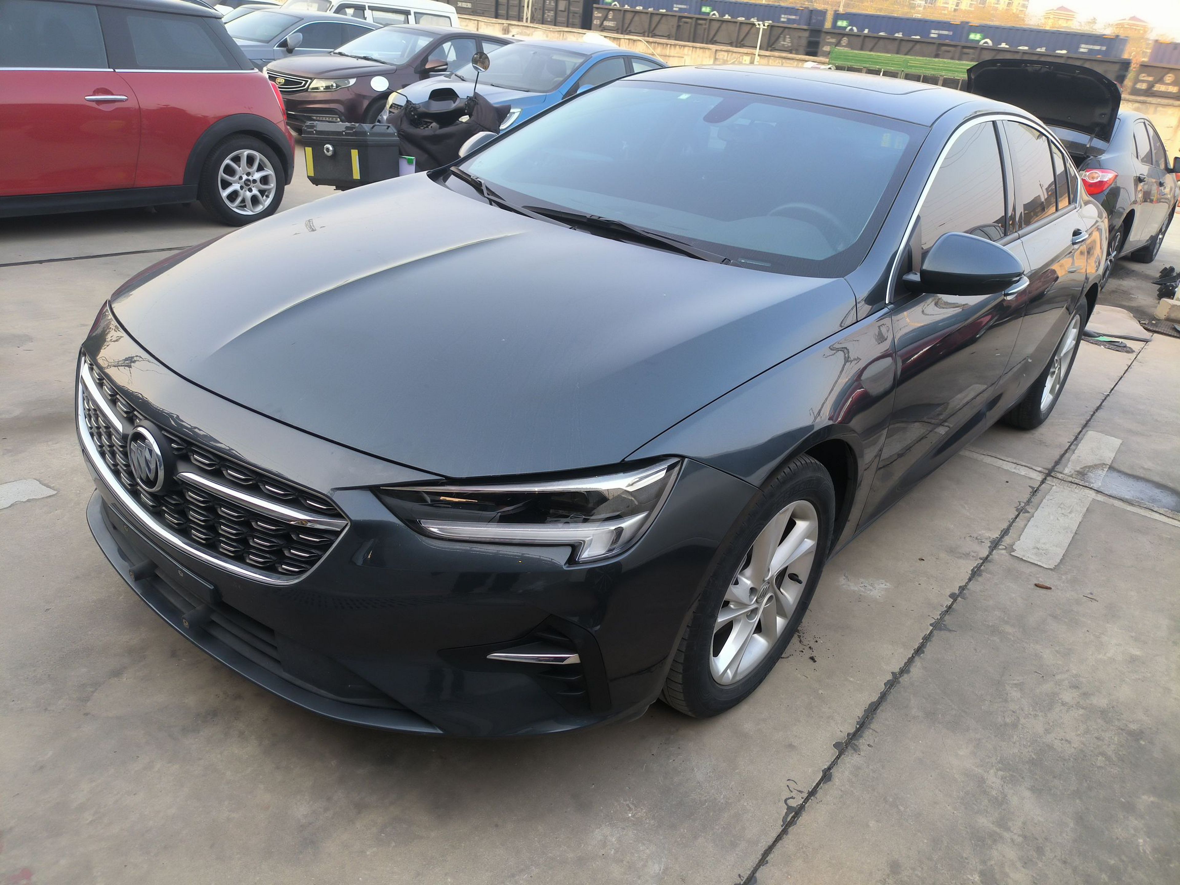 تحت مقدمة السيارة