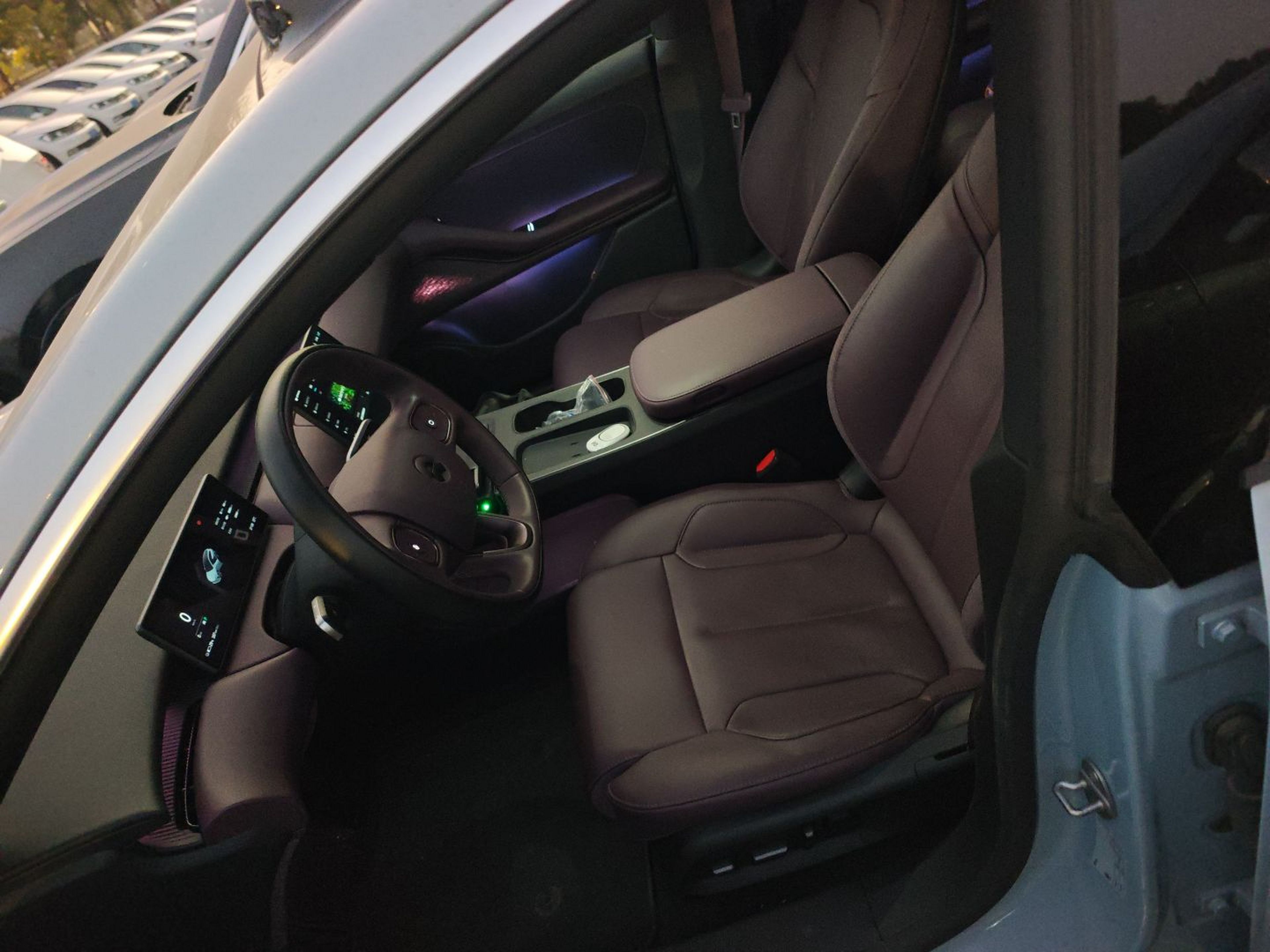 المقاعد الأمامية داخل السيارة