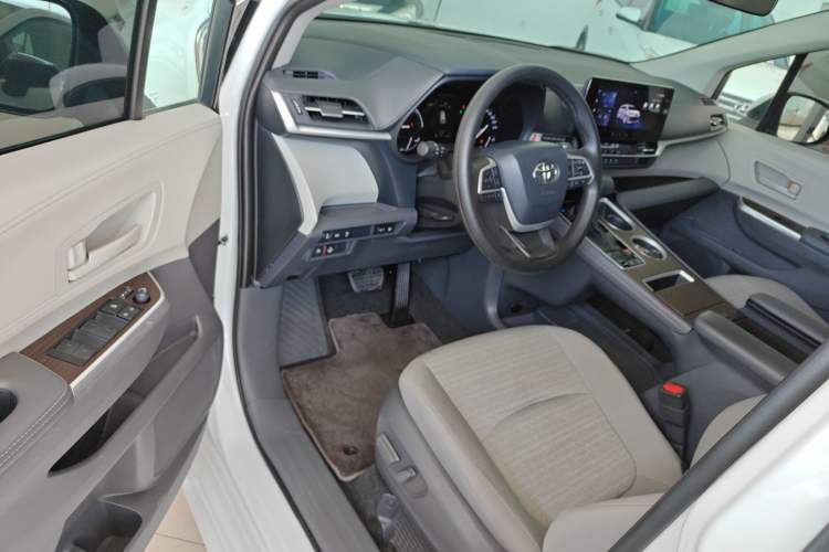 Used Toyota Sienna 2024 2.5L Hybrid Comfort Edition

