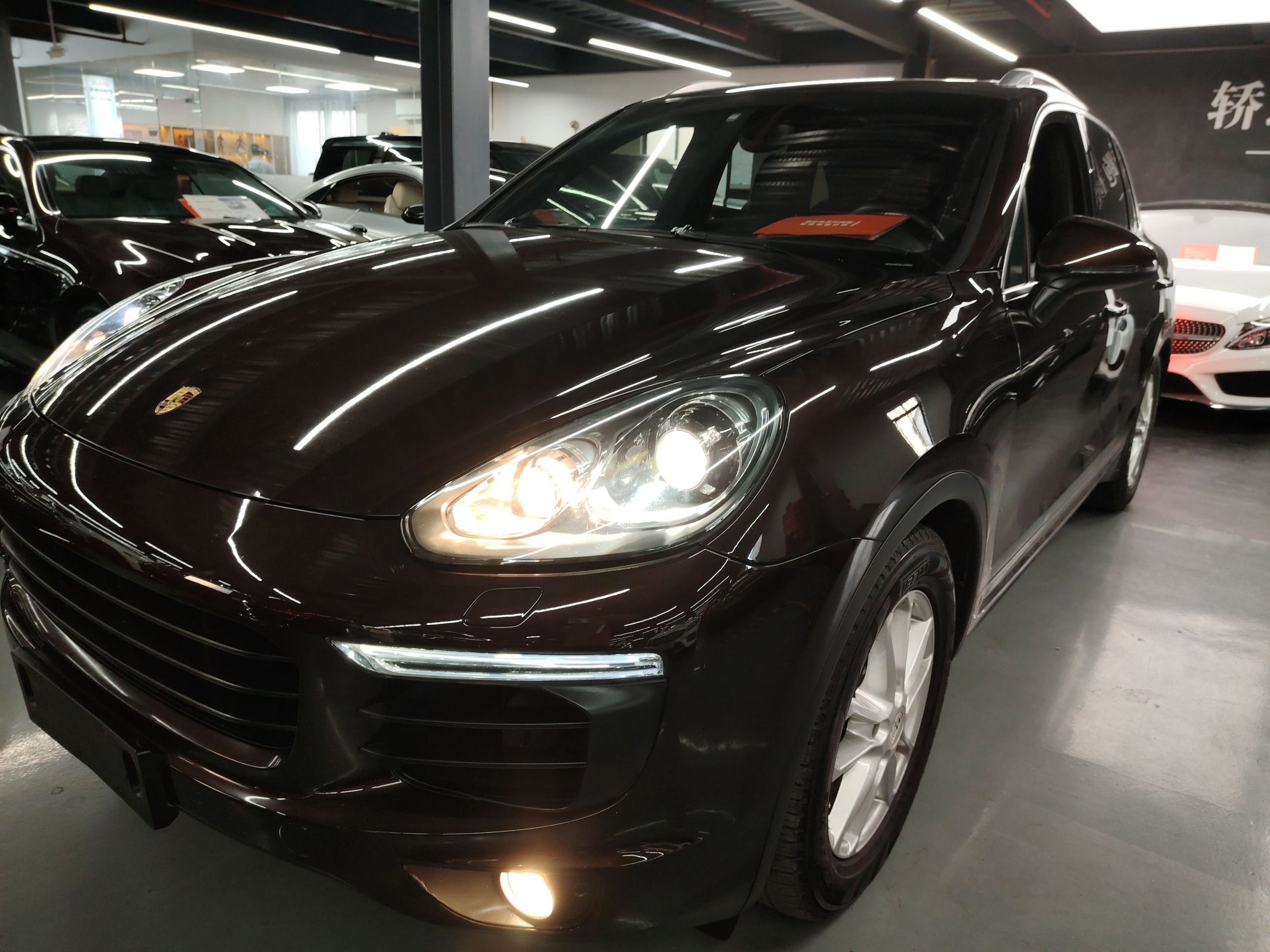 تحت مقدمة السيارة