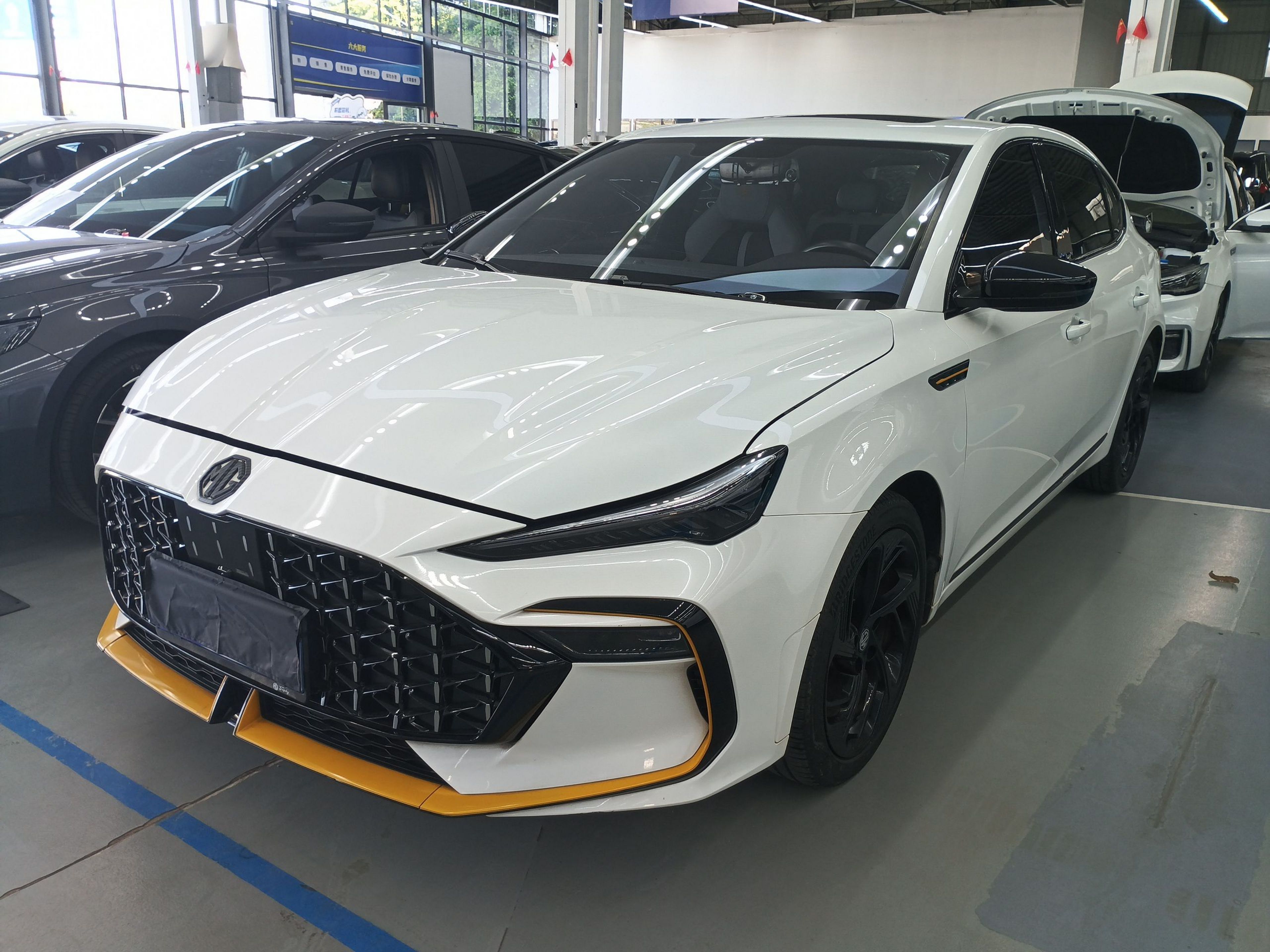 Под передней частью автомобиля