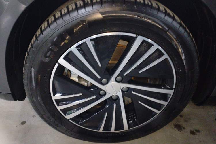 Used Lynk & Co 08 EM-P 2025 120km Long-Range Pro