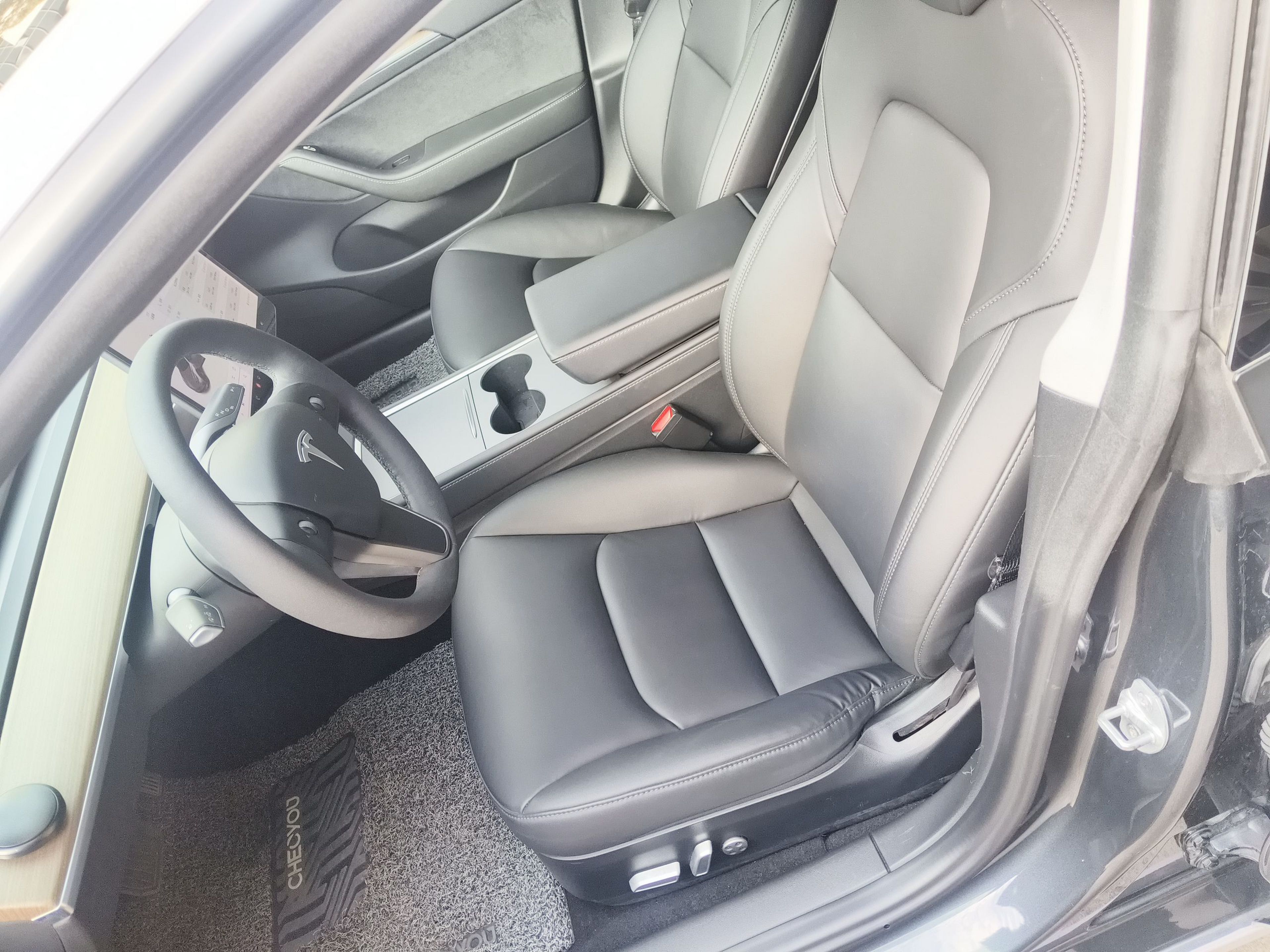 Переднее сиденье в автомобиле