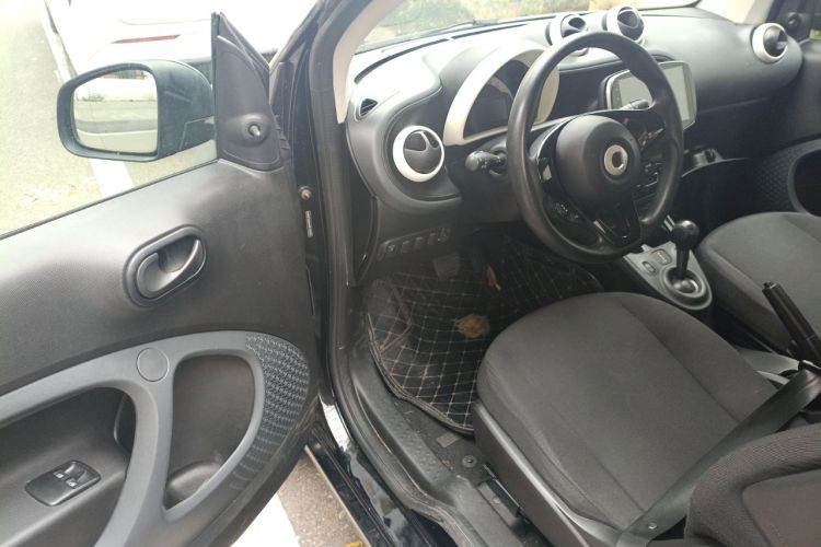 Used smart fortwo 2015 1.0L 52 kW hardtop Dynamic version
