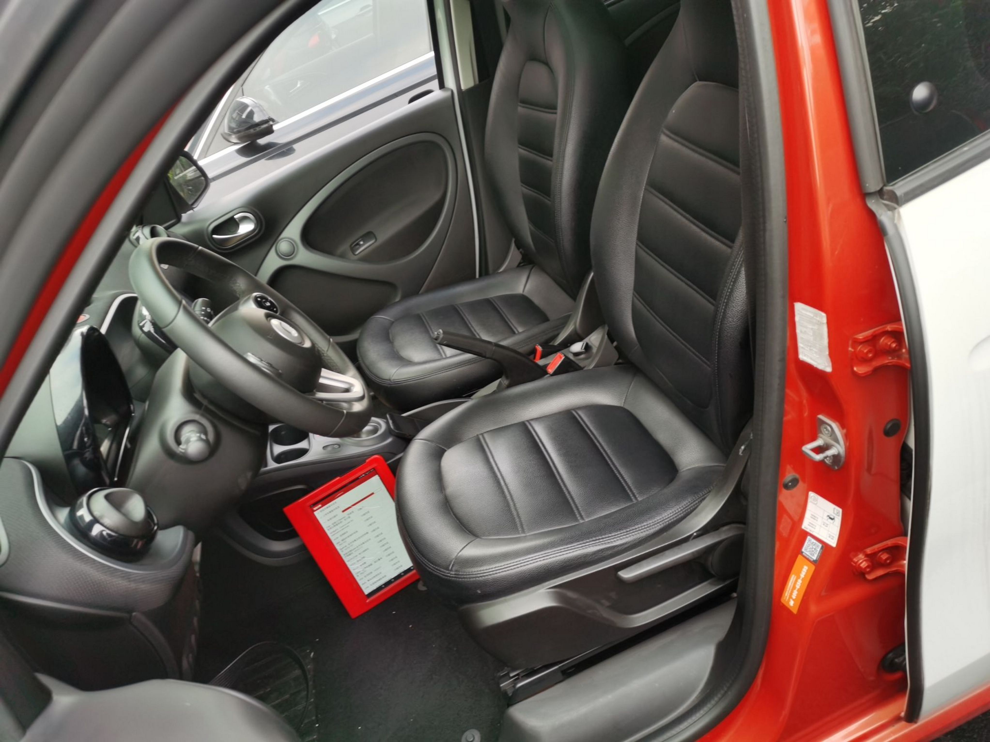 المقاعد الأمامية داخل السيارة