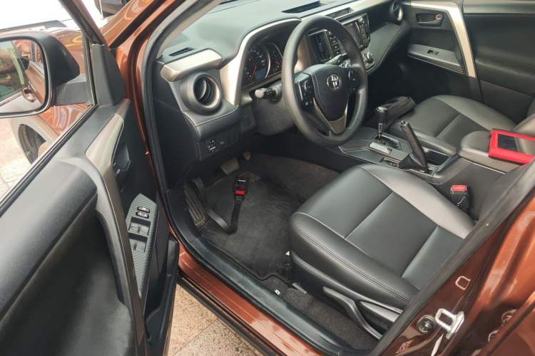 Used Toyota RAV4 2016 2.0L CVT Two-Wheel Drive Fashion Edition China V Standard
