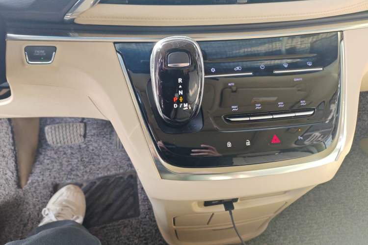 Used Buick GL8 2023 Facelifted Land Cruiser Executive Luxury Version
