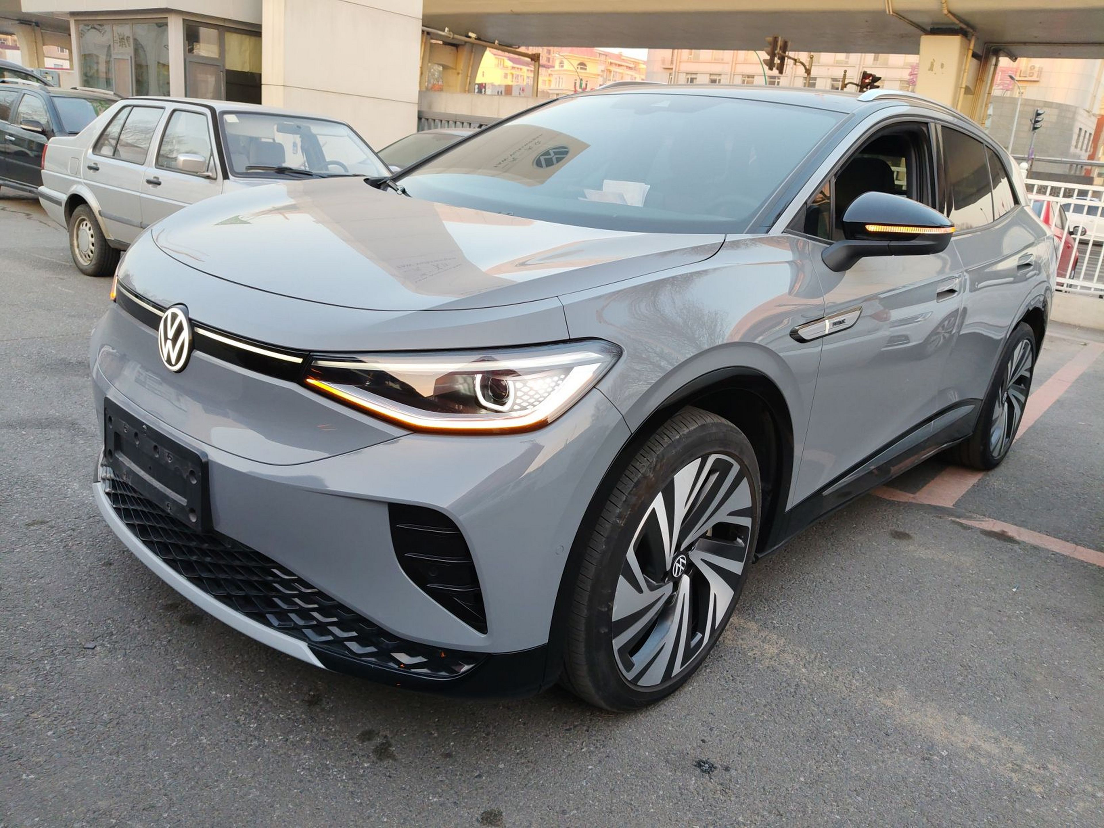 Под передней частью автомобиля