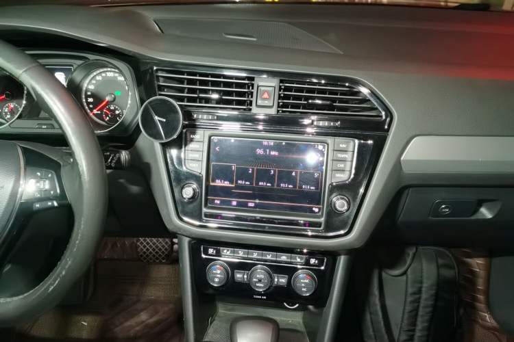 Used Volkswagen Tiguan L 2017 330TSI Automatic Two-Wheel Drive Luxury Edition