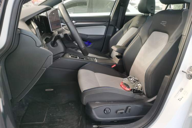 Used Volkswagen Golf 2025 300TSI R-Line
