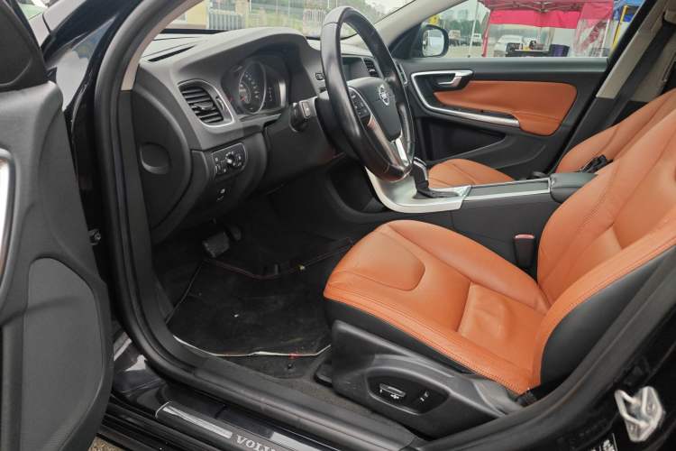 Used Volvo S60 2015 S60L 2.0T Zhiyuan Edition
