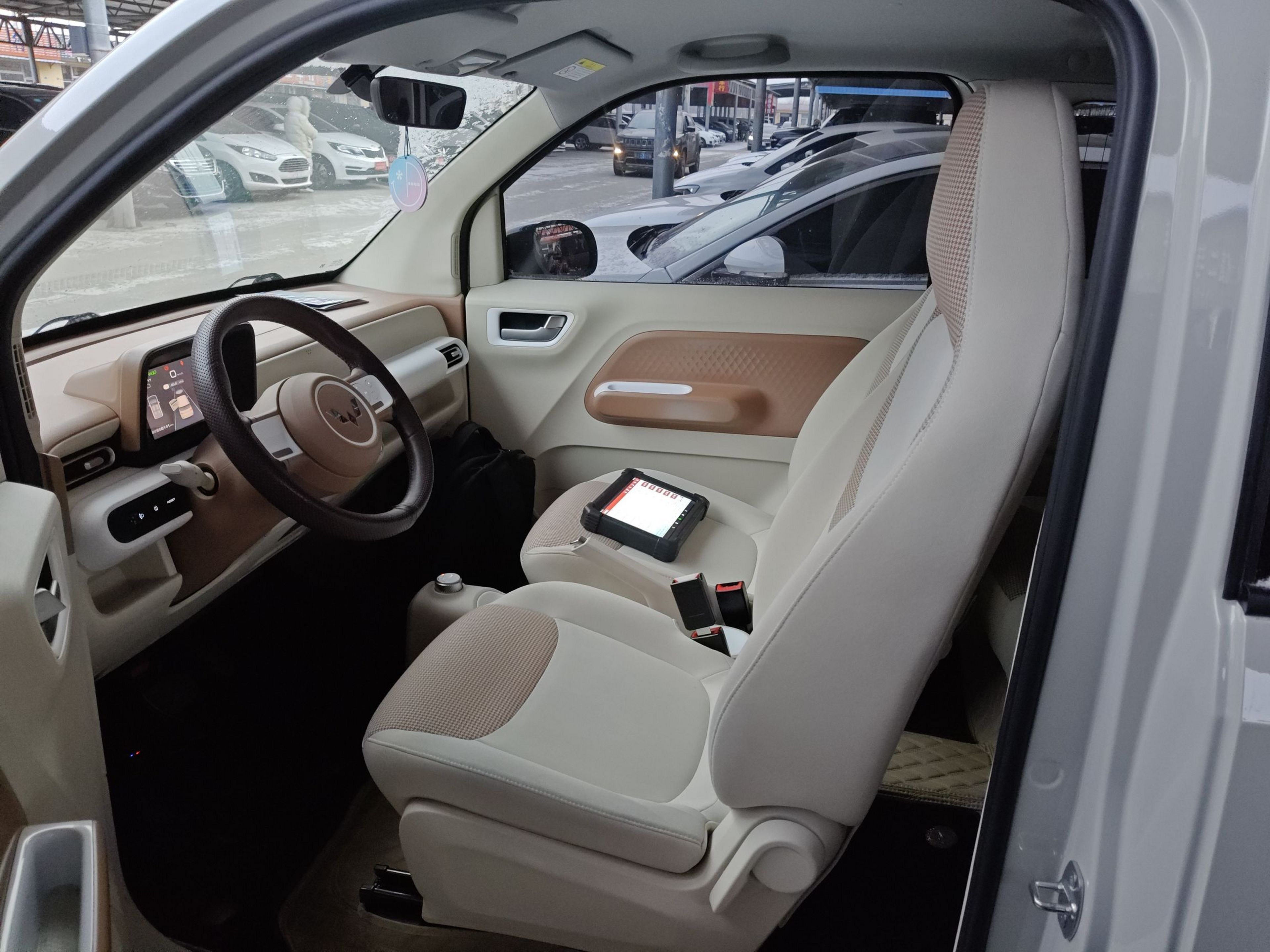 المقاعد الأمامية داخل السيارة