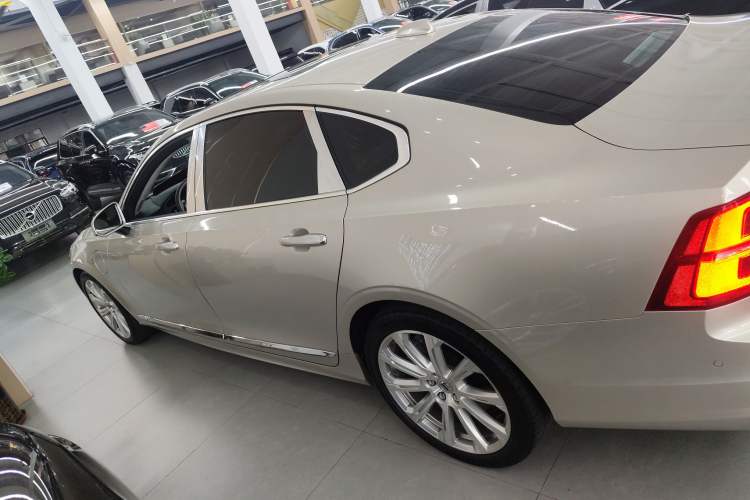 Used Volvo S90 New Energy 2019 T8 E-Drive Hybrid Honor Edition 3 Seats China VI Standard
