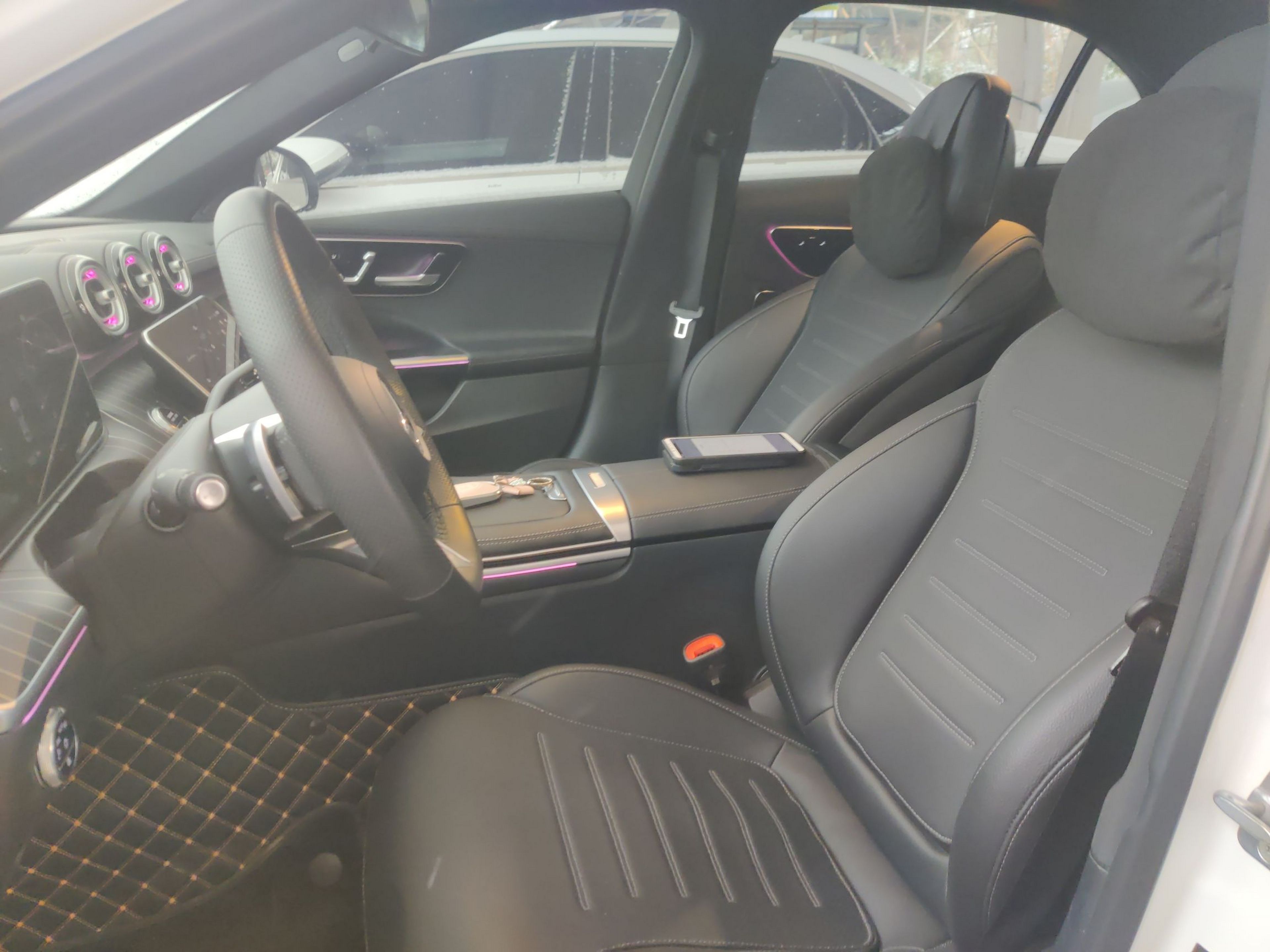 Переднее сиденье в автомобиле