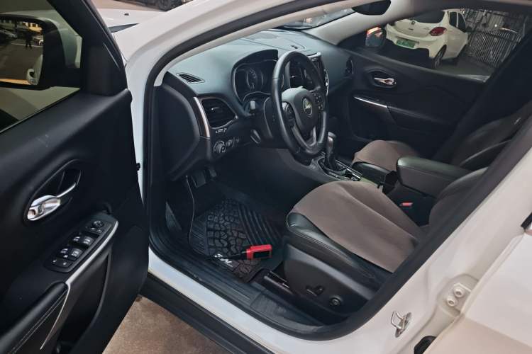 Used  Cherokee 2019 2.0T Four-Wheel Drive Explorer Edition China V
