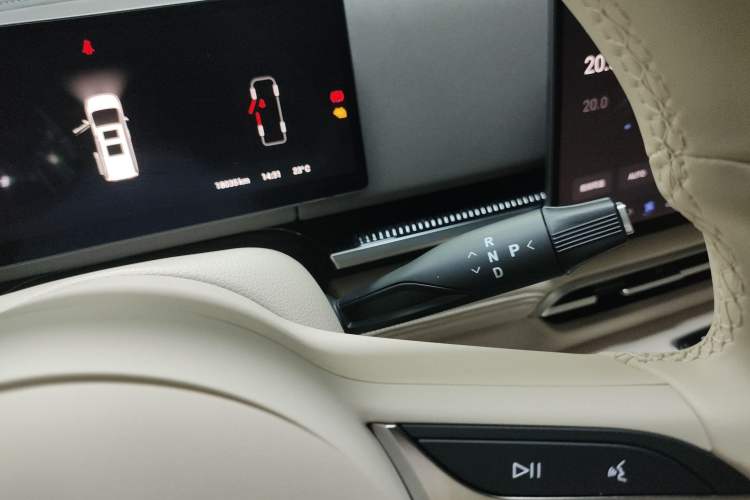 Used VOYAH Dream 2025 EV Four-Wheel Drive Flagship Kunpeng Edition
