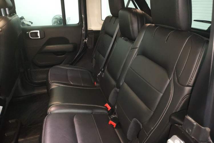 Used  Wrangler 2019 2.0T Sahara Four-Door Version China VI Emission Standard
