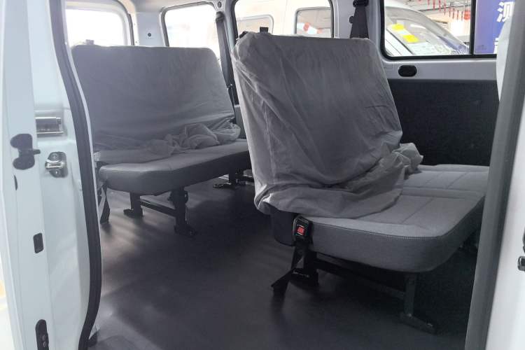 Used Wuling Yangguang 2024 300KM Comfort Version Passenger Van 75kW
