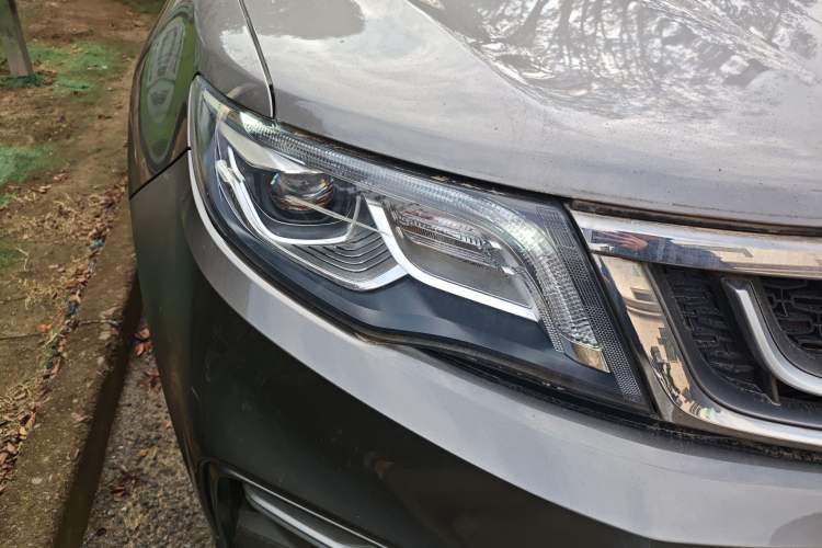 Used Geely Auto Emgrand X7 Sport 2018 1.8TD Automatic Two-Wheel Drive ZhiZun Model with 4G Connectivity
