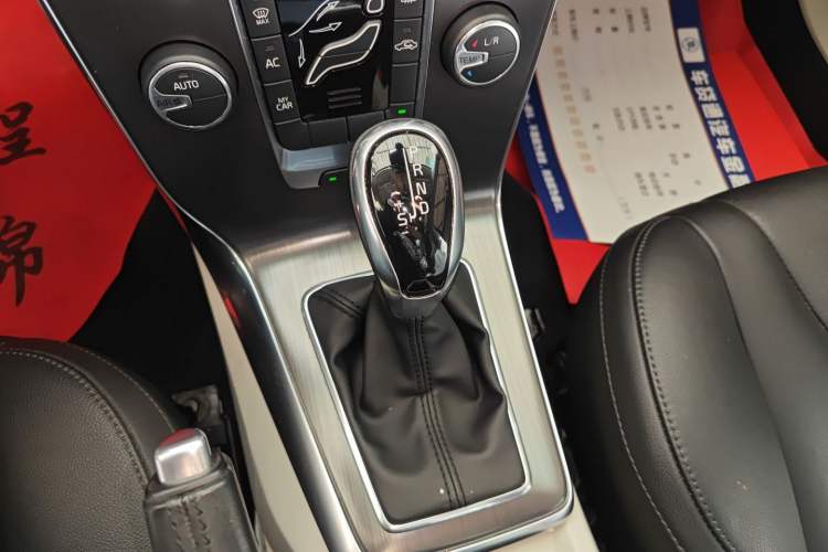 Used Volvo V40 2015 1.6T Zhiyi Edition