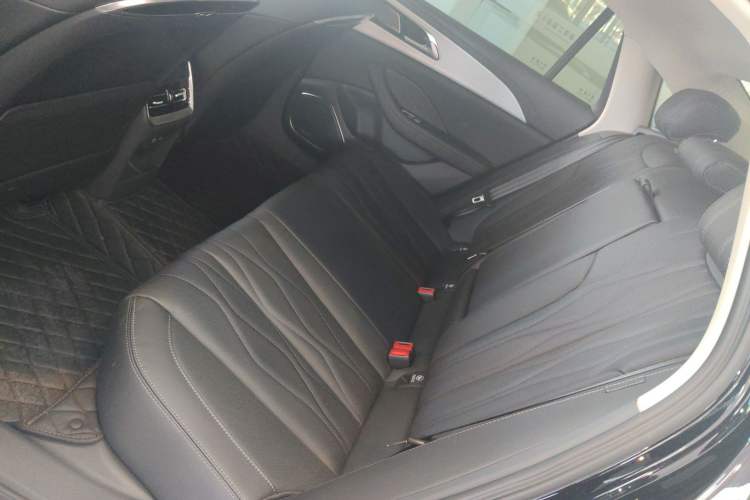 Used Hongqi H5 2025 2.0T Automatic Flagship 500 000-Vehicle Commemorative Edition
