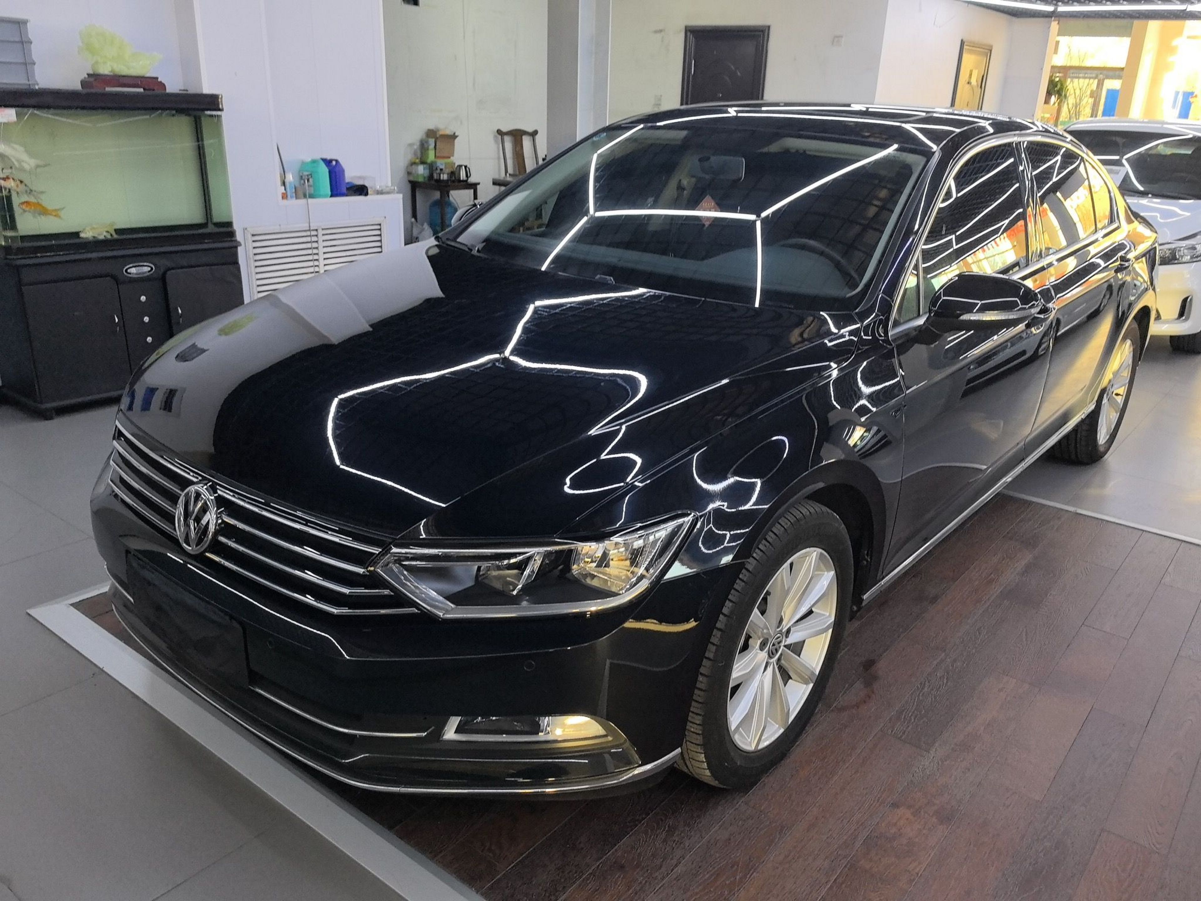 Под передней частью автомобиля