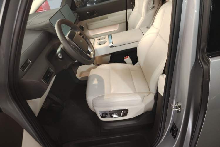 Used Li Auto MEGA 2024 Ultra Model
