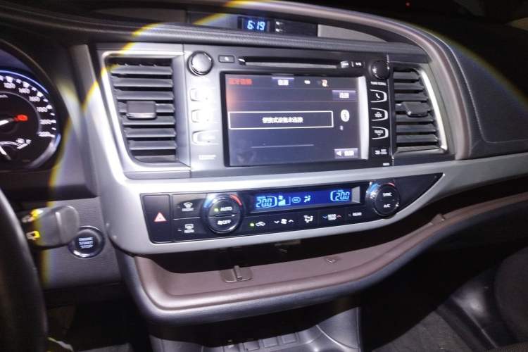 Used Toyota Highlander 2015 2.0T Two-Wheel Drive Luxury Navigation Version 7 Seats