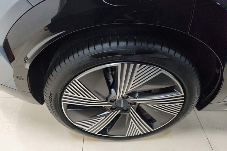 Used Lynk & Co 08 EM-P 2025 220 km All-Wheel-Drive Performance Halo
