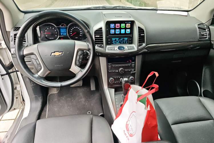 Used Chevrolet Captiva 2015 2.4L 4x4 Flagship Edition 7-Seater
