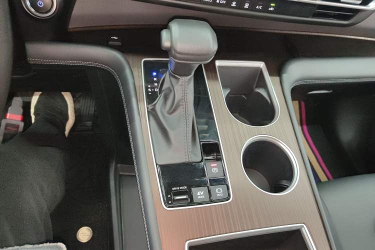 Used Toyota Granvia 2024 2.5L Hybrid Luxury Edition
